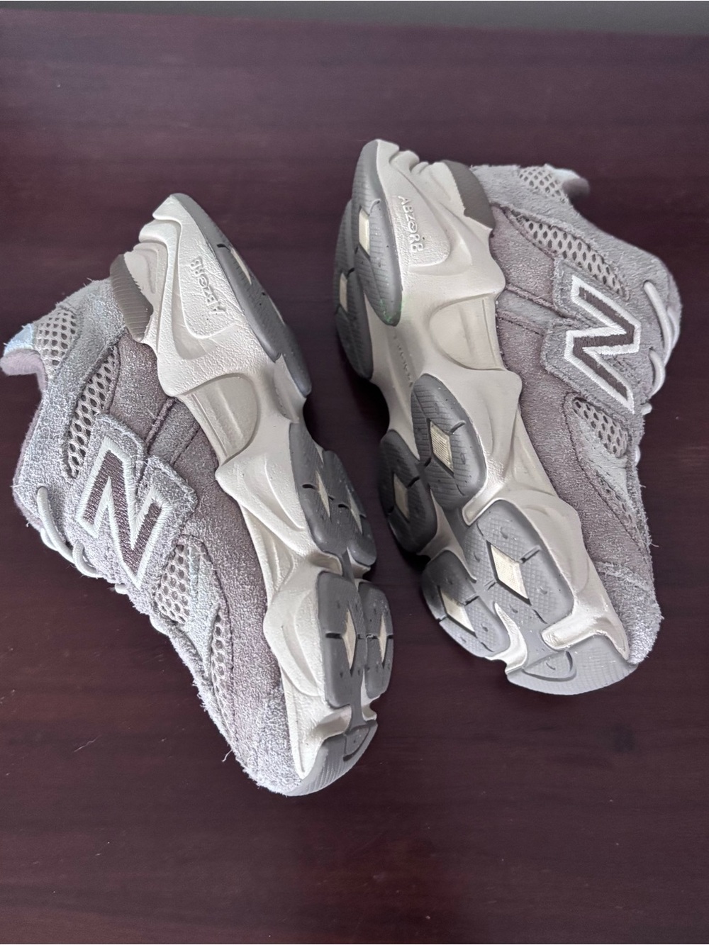 New Balance toddler Taupe and sand Mesh & Suede Sneakers size 8.5 euc - Picture 3 of 8